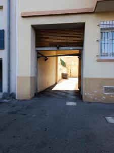 une porte de garage ouverte d'un bâtiment dans l'établissement Théa : Studio avec parking privé - Actif+ Location-, à Marseille