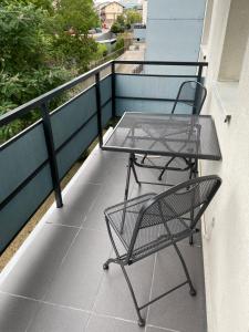 stół i 2 krzesła na balkonie w obiekcie Aparthotel Junior4 Cluj w Klużu-Napoce