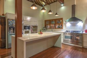 una grande cucina con una grande isola al centro di Villa Mata Hari a Panji