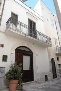 Edificio blanco con puerta de madera y balcón en San Francesco Bed & Breakfast, en Altamura