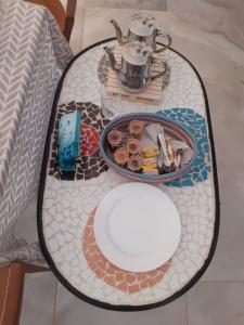 uma mesa de vidro com um bule de chá em cima em Keur de Pierre em Saly Portudal