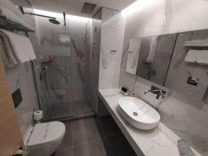 Koupelna v ubytování Minoa Hotel
