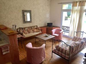 Posezení v ubytování Gîte Le Roucoul