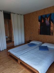 1 dormitorio con 2 camas y un cuadro en la pared en Holiday Home Hisa Gusta en Most na Soči