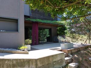 una casa con patio e un edificio di Holiday Home Hisa Gusta a Most na Soči (Santa Lucia d'Isonzo)