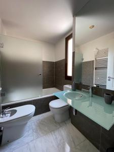a bathroom with a sink and a toilet and a mirror at Bonito Apartamento en el Centro de Moraira in Moraira