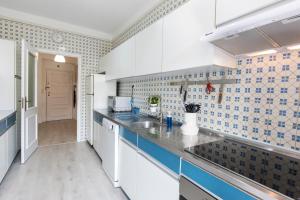 cocina con azulejos azules y blancos en la pared en Metro Lapa House with sunny balcony and A/C, en Oporto