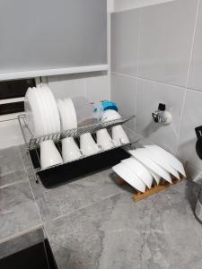 ein Badezimmer mit einem Kleiderständer aus weißen Handtüchern in der Unterkunft Teratak impian PPAM Saderi Putrajaya in Putrajaya