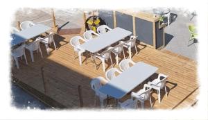 une vue de tête sur les tables et les chaises sur une terrasse dans l'établissement Panoramic Holidays - Superior 38, à Peyia