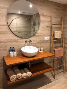 bagno con lavandino e specchio di Maravilloso Guesthouse a Fuengirola