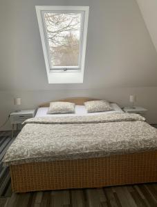 Una cama o camas en una habitación de Apartmán U památného stromu v podkroví