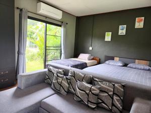Ένα ή περισσότερα κρεβάτια σε δωμάτιο στο Chill House Mae Sariang