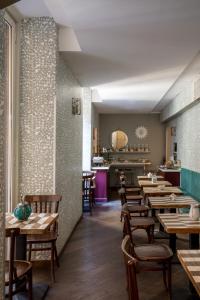 une rangée de tables et de chaises dans un restaurant dans l'établissement Glance in Rome, à Rome