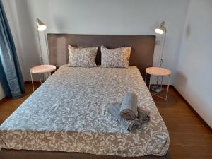 - une chambre avec un grand lit et deux tabourets dans l'établissement Enjoy Oporto Campanha 2, à Porto