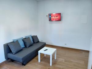 - un salon avec un canapé et une table dans l'établissement Enjoy Oporto Campanha 2, à Porto