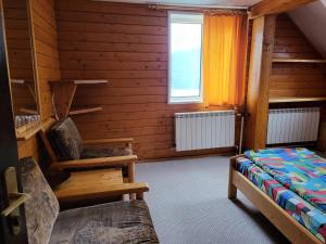 アズガにあるCasa Rustic Azugaのベッドと窓のある小さな部屋
