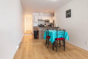 cocina con mesa y sillas en una habitación en LOVELY RENTAL UNIT WITH BALCONY~ AUTOROUTE 40, en Montreal