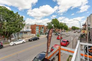 vistas a una calle de la ciudad con coches aparcados en LOVELY RENTAL UNIT WITH BALCONY~ AUTOROUTE 40, en Montreal