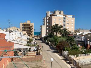 vistas a una calle de la ciudad con edificios en Apartamentos Mar de Peñíscola Casablanca 3000, en Peñíscola