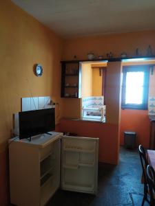 Pokój z kuchnią z oknem i biurkiem w obiekcie Traditional apartment in Mylopotamos Beach w mieście Tsagarada +2 zdjęcia