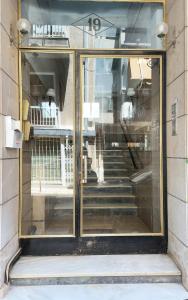 frente a una tienda con una ventana de cristal con escaleras en Lovely equipped apartment in Kallithea Athens, en Atenas