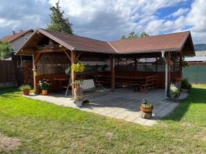 un pabellón con mesa y mesa de picnic en Penzion Siesta Grand, en Hrabušice