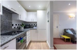 Wells City Centre, Quiet Mews House, sleeps 6 tesisinde mutfak veya mini mutfak