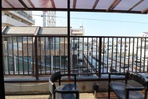 2 sedie e un tavolo sul balcone di G’Day Senbayashi ad Osaka