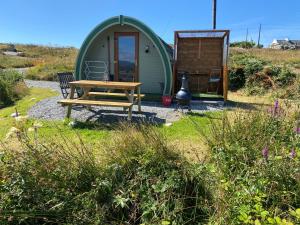 卡納的住宿－Earls View Maxi Pod，绿色圆顶帐篷配有野餐桌和长凳
