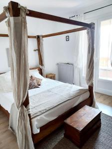Un pat sau paturi într-o cameră la L'Ours Brun holiday rental