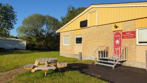 una mesa de picnic frente a un edificio en Banken Bed & Breakfast, 