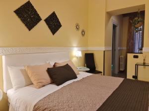 Un dormitorio con una cama grande con almohadas. en B&B Taras Di San Vito, en Taranto