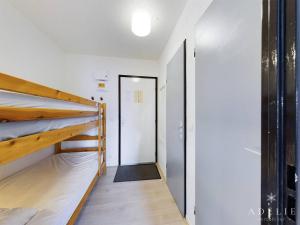 a hallway with two bunk beds and a doorway at Studio rénové skis aux pieds, balcon sud, parking inclus, proche commerces et garderie. - FR-1-398-512 in La Rosière