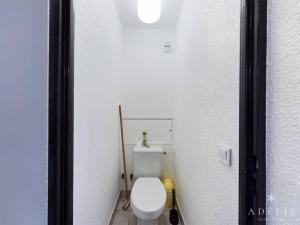 a bathroom with a white toilet in a room at Studio rénové skis aux pieds, balcon sud, parking inclus, proche commerces et garderie. - FR-1-398-512 in La Rosière +2 photos
