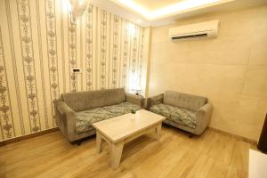 - un salon avec un canapé et une table dans l'établissement Hotel Lavit Couple Friendly near Faridabad Metro station, à Faridabad