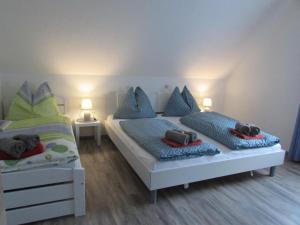 Duas camas com ursinhos de peluche num quarto em Ferienhaus Priller em Lachtal