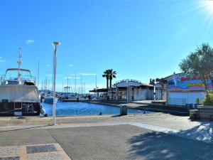 ein Boot an einem Yachthafen angedockt ist in der Unterkunft Appartement Climatisé 2 Pièces avec Balcon et Garage Privatif à Cavalaire-sur-Mer - FR-1-226B-101 in Cavalaire-sur-Mer
