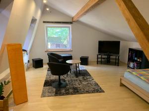 a living room with a couch and a television at Ferienwohnung Lehringen in Kirchlinteln