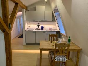 a kitchen and dining room with a table and chairs at Ferienwohnung Lehringen in Kirchlinteln