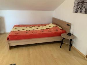 a small bedroom with a bed and a table at Ferienwohnung Lehringen in Kirchlinteln