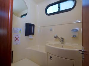 uma pequena casa de banho com um lavatório e um lavatório em Amieira Marina em Amieira