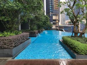 uma grande piscina com água azul numa cidade em 8 Kia Peng Residences by StayHere em Kuala Lumpur