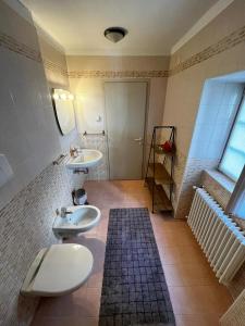 a bathroom with two sinks and two toilets at APPARTAMENTO LA CAFFETTERIA in Rovereto