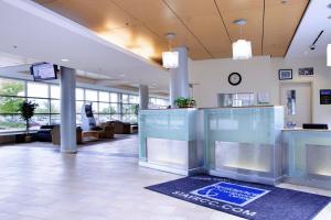 un vestíbulo de un hospital con sala de espera en Residence & Conference Centre - Oshawa, en Oshawa