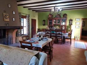 comedor con mesas y sillas y chimenea en Vivienda Rural Casa Sofía, en Ubrique