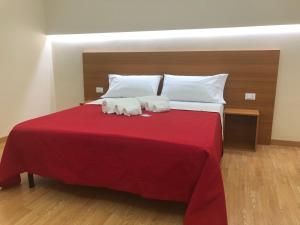 ein Hotelzimmer mit einem Bett mit zwei Handtüchern darauf in der Unterkunft Le Affacciate Bruzie Home 2 Guest House in Cosenza