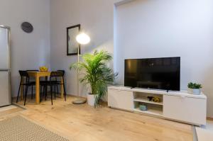 Televízia a/alebo spoločenská miestnosť v ubytovaní I30 Studio Apartment In Central Location.