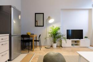 un salon avec une table et une télévision dans l'établissement I30 Studio Apartment In Central Location., à Budapest