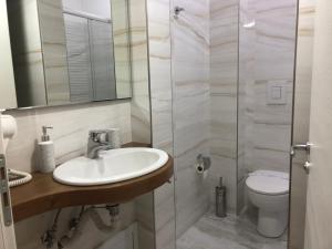 ein Bad mit einem Waschbecken und einem WC in der Unterkunft Le Affacciate Bruzie Home 2 Guest House in Cosenza