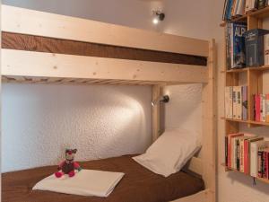 - un lit superposé avec un ours en peluche assis sur la couchette inférieure dans l'établissement Appartement Saint-Chaffrey , 2 pièces, 6 personnes - FR-1-330E-92, à Saint-Chaffrey